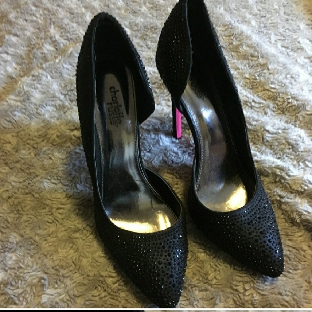 Black pointy pumps- Pink bottoms